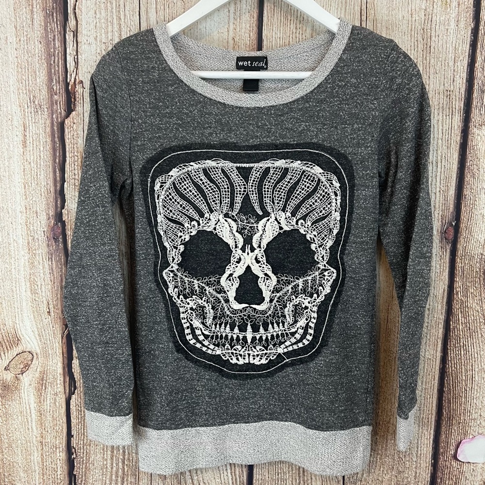 WET SEAL SKULL EMBROIDERY/APPLIQUE SWEATSHIRT